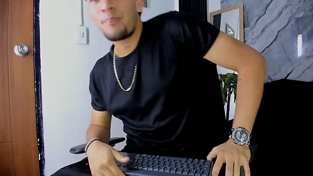 Snapshot of Alan-Smith1 chatting on November 26, 2025, 8:09 pm Alan-Smith1 online show from November 26, 2025, 8:09 pm