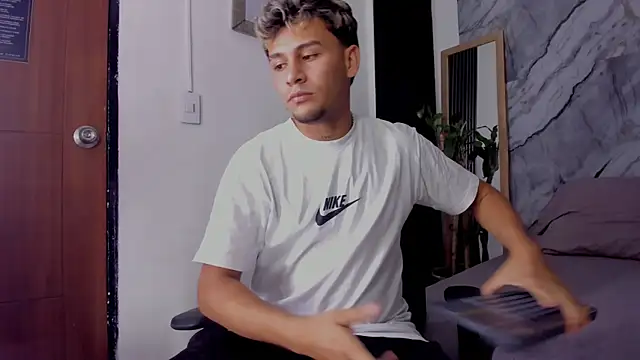 Snapshot of Alan-Smith1 chatting on November 14, 2025, 7:39 pm Alan-Smith1 online show from November 14, 2025, 7:39 pm