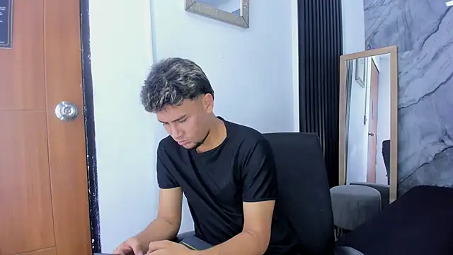 Snapshot of Alan-Smith1 chatting on December 1, 2025, 7:48 pm Alan-Smith1 online show from December 1, 2025, 7:48 pm