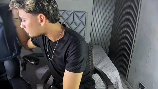 Snapshot of Alan-Smith1 chatting on November 24, 2025, 7:47 pm Alan-Smith1 online show from November 24, 2025, 7:47 pm