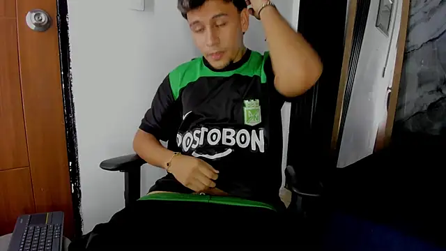 Snapshot of Alan-Smith1 chatting on December 13, 2025, 8:04 pm Alan-Smith1 online show from December 13, 2025, 8:04 pm