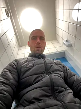 Snapshot of Rotteei1 chatting on November 3, 2025, 1:04 pm Rotteei1 online show from November 3, 2025, 1:04 pm