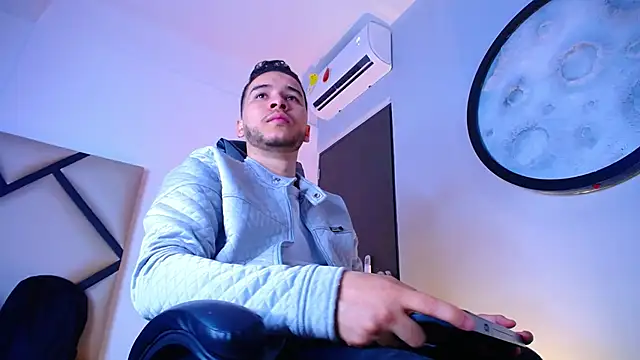 Snapshot of mike_257 chatting on December 5, 2025, 12:04 pm mike 257 online show from December 5, 2025, 12:04 pm