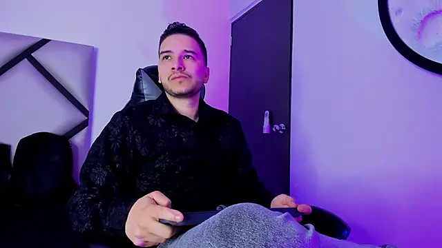 Snapshot of mike_257 chatting on October 28, 2025, 11:42 am mike 257 online show from October 28, 2025, 11:42 am