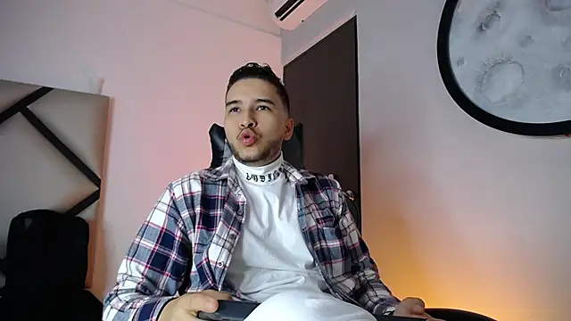 Snapshot of mike_257 chatting on December 4, 2025, 11:42 am mike 257 online show from December 4, 2025, 11:42 am