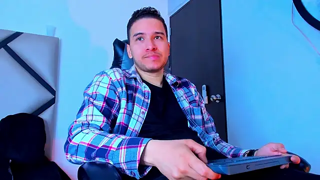 Snapshot of mike_257 chatting on November 7, 2025, 12:21 pm mike 257 online show from November 7, 2025, 12:21 pm