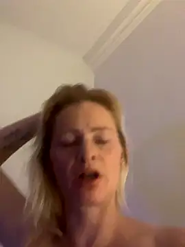 Snapshot of milfdawn chatting on October 18, 2025, 6:10 pm milfdawn online show from October 18, 2025, 6:10 pm