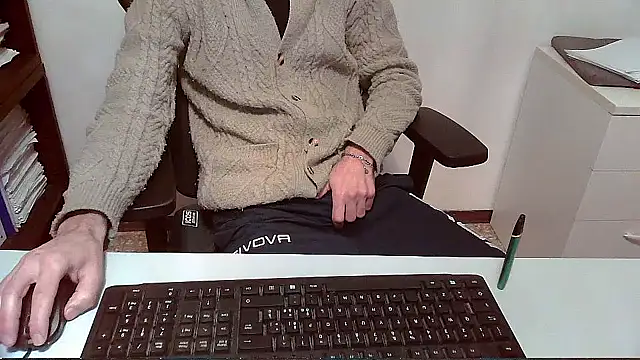 Snapshot of topg84 chatting on December 4, 2025, 5:45 pm topg84 online show from December 4, 2025, 5:45 pm