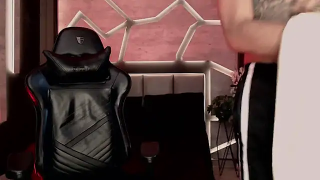 ArohomLester online show from December 4, 2025, 7:13 pm