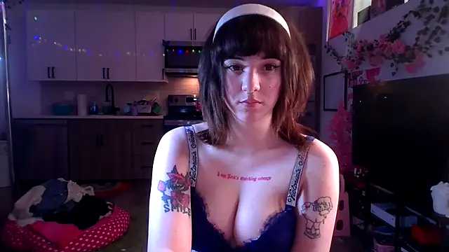 Snapshot of Trickylucy555 chatting on November 17, 2025, 12:03 am Trickylucy555 online show from November 17, 2025, 12:03 am