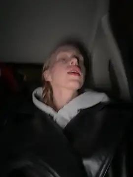 kira mia online show from December 1, 2025, 3:35 pm