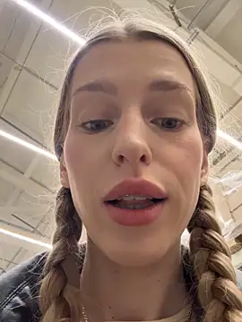 kira mia online show from December 19, 2025, 3:47 pm