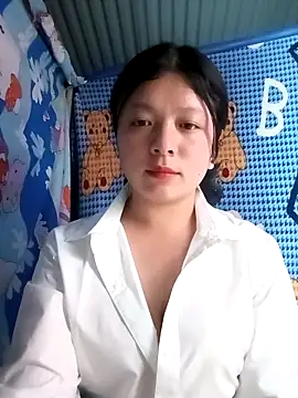 lisa-bae00 online show from April 13, 2026, 2:43 pm