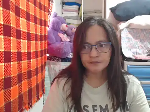 Snapshot of Kinkybela2025 chatting on November 25, 2025, 12:33 am Kinkybela2025 online show from November 25, 2025, 12:33 am