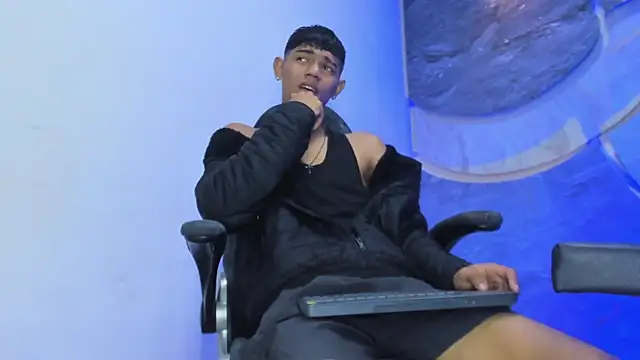 Snapshot of Sex_Boy_33_ chatting on November 24, 2025, 4:56 am Sex Boy 33 online show from November 24, 2025, 4:56 am