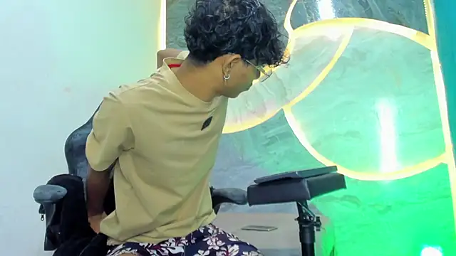 Snapshot of Sex_Boy_33_ chatting on October 27, 2025, 4:13 am Sex Boy 33 online show from October 27, 2025, 4:13 am