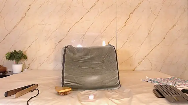 Snapshot of LucianaaMorena chatting on December 15, 2025, 12:33 pm LucianaaMorena online show from December 15, 2025, 12:33 pm