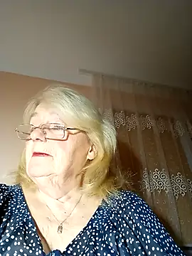 AmyLove353 online show from November 22, 2025, 8:18 pm