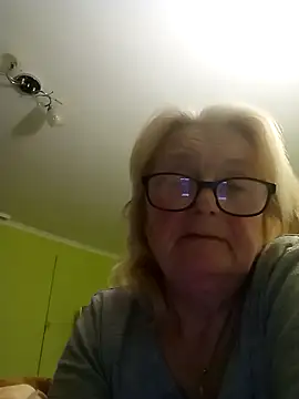 Snapshot of AmyLove353 chatting on February 17, 2026, 9:01 pm AmyLove353 online show from February 17, 2026, 9:01 pm