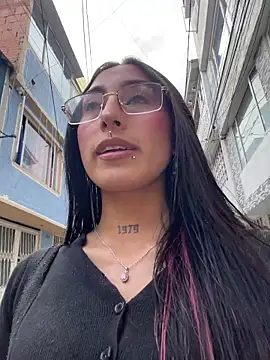 Violeet-Smith online show from December 4, 2025, 7:46 pm