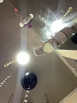 Snapshot of Violeet-Smith chatting on December 19, 2025, 5:37 pm Violeet-Smith online show from December 19, 2025, 5:37 pm