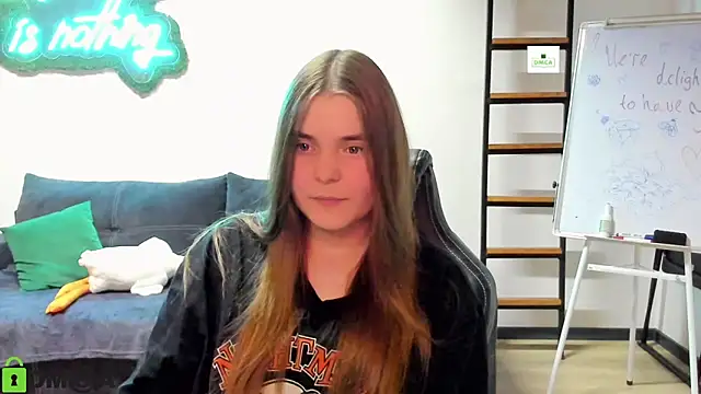 Snapshot of MiraaBloom chatting on November 13, 2025, 4:33 pm MiraaBloom online show from November 13, 2025, 4:33 pm