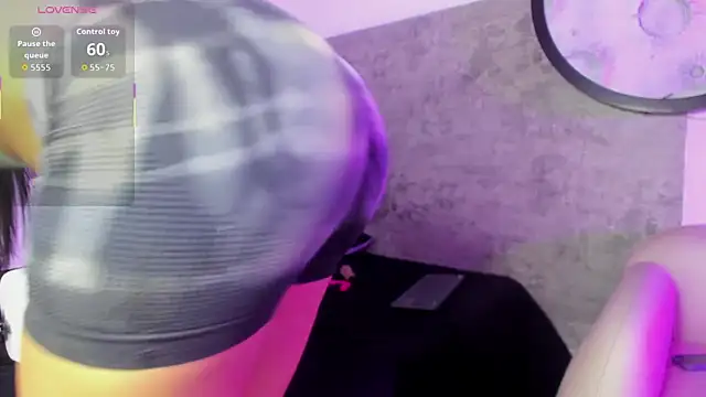 Nicole2507 online show from November 26, 2025, 12:05 pm