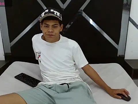 Snapshot of Yordi_Alpha chatting on November 4, 2025, 12:53 pm Yordi Alpha online show from November 4, 2025, 12:53 pm