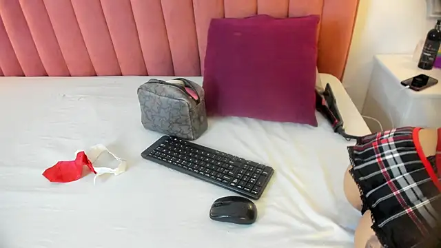 Celina Kyle1 online show from November 24, 2025, 7:58 pm