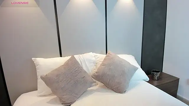 mia collins96 online show from April 21, 2026, 2:36 am