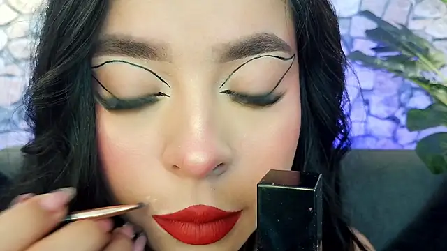 mia roux1 online show from November 19, 2025, 5:13 pm