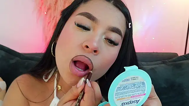 mia roux1 online show from April 10, 2026, 9:22 pm