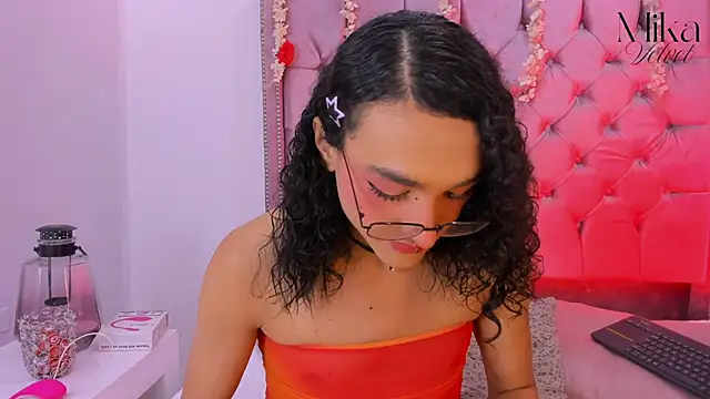 Mika  velvet online show from February 20, 2026, 8:33 pm