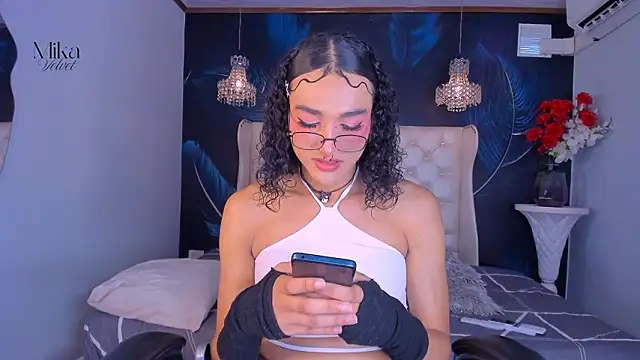 Mika  velvet online show from February 19, 2026, 8:28 pm