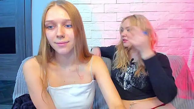 Snapshot of mari_martin chatting on December 15, 2025, 6:14 pm mari martin online show from December 15, 2025, 6:14 pm