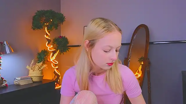 Snapshot of YungLyssy chatting on December 16, 2025, 4:17 am YungLyssy online show from December 16, 2025, 4:17 am