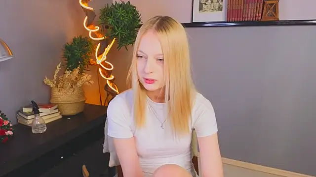 Snapshot of YungLyssy chatting on November 18, 2025, 3:32 am YungLyssy online show from November 18, 2025, 3:32 am