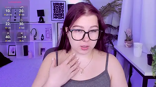 Snapshot of EffyBlush chatting on December 4, 2025, 1:43 pm EffyBlush online show from December 4, 2025, 1:43 pm