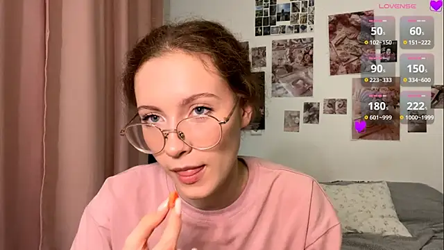 Snapshot of Kira_Sanders chatting on December 2, 2025, 5:03 pm Kira Sanders online show from December 2, 2025, 5:03 pm