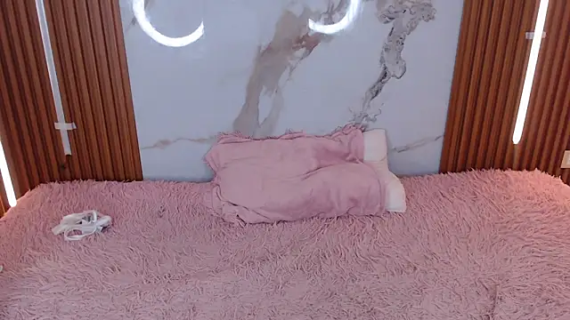 rosselyn  online show from November 23, 2025, 7:35 pm