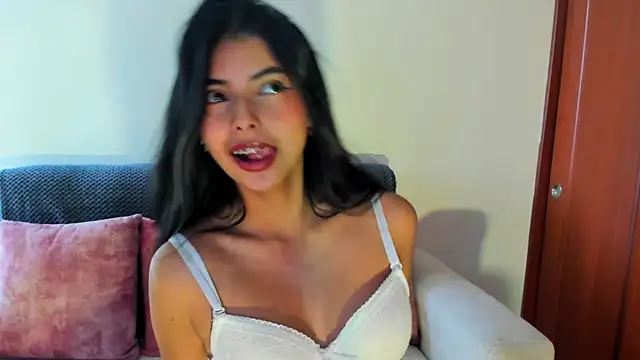 Snapshot of miadaviesx chatting on November 18, 2025, 3:37 pm miadaviesx online show from November 18, 2025, 3:37 pm