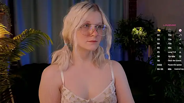 ShineJoan online show from November 12, 2025, 9:29 pm