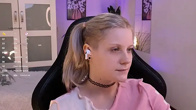 ShineJoan online show from November 29, 2025, 9:15 pm