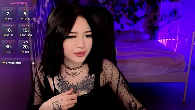 Snapshot of Emma_Kirks chatting on October 29, 2025, 10:47 am Emma Kirks online show from October 29, 2025, 10:47 am