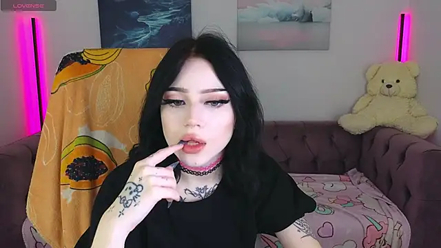 Snapshot of Emma_Kirks chatting on November 7, 2025, 10:42 am Emma Kirks online show from November 7, 2025, 10:42 am