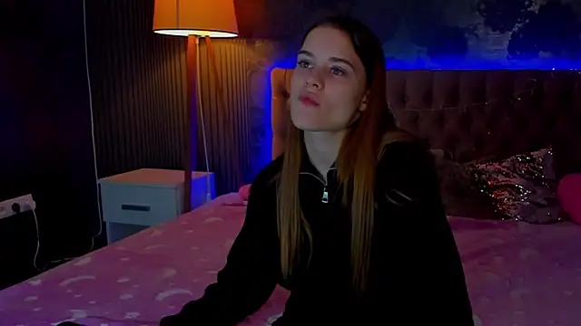 LuisaClover online show from November 30, 2025, 1:01 pm