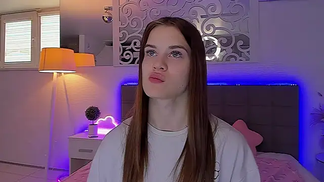 LuisaClover online show from April 18, 2026, 12:18 pm