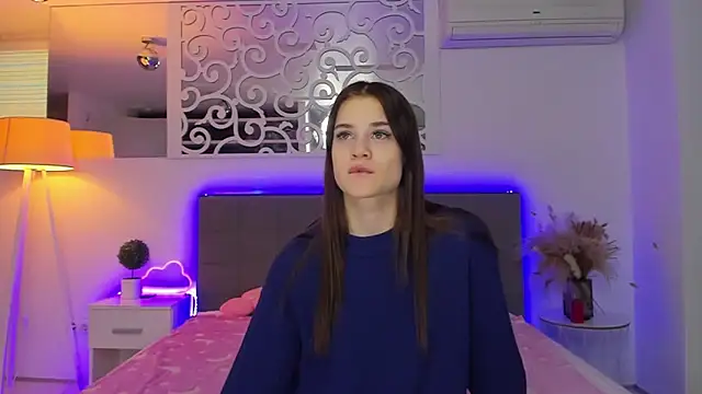 LuisaClover online show from February 15, 2026, 1:21 pm