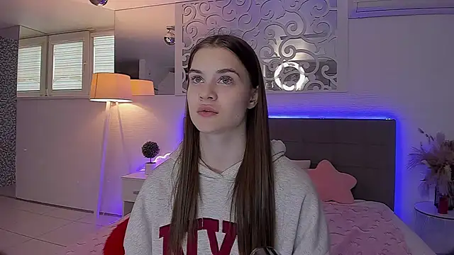 LuisaClover online show from April 19, 2026, 12:17 pm