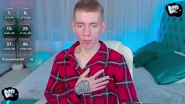 Cristian  Dior online show from December 13, 2025, 8:04 pm